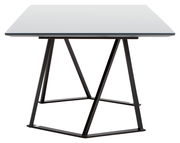 Moderner Esstisch mit schwarzem Metallgestell und weißer Tischplatte, seitliche Perspektive