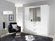 Moderner, weißer Drehtürenschrank mit vier Türen, zwei davon mit Spiegeln, in einem stilvoll eingerichteten Raum aus der Frontalperspektive.