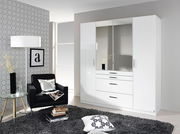 Moderner, weißer Drehtürenschrank mit vier Türen, zwei davon mit Spiegeln, in einem stilvoll eingerichteten Raum aus der Frontalperspektive.