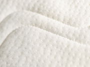 Nahaufnahme der Oberfläche einer Kaltschaummatratze mit strukturierter Textur.