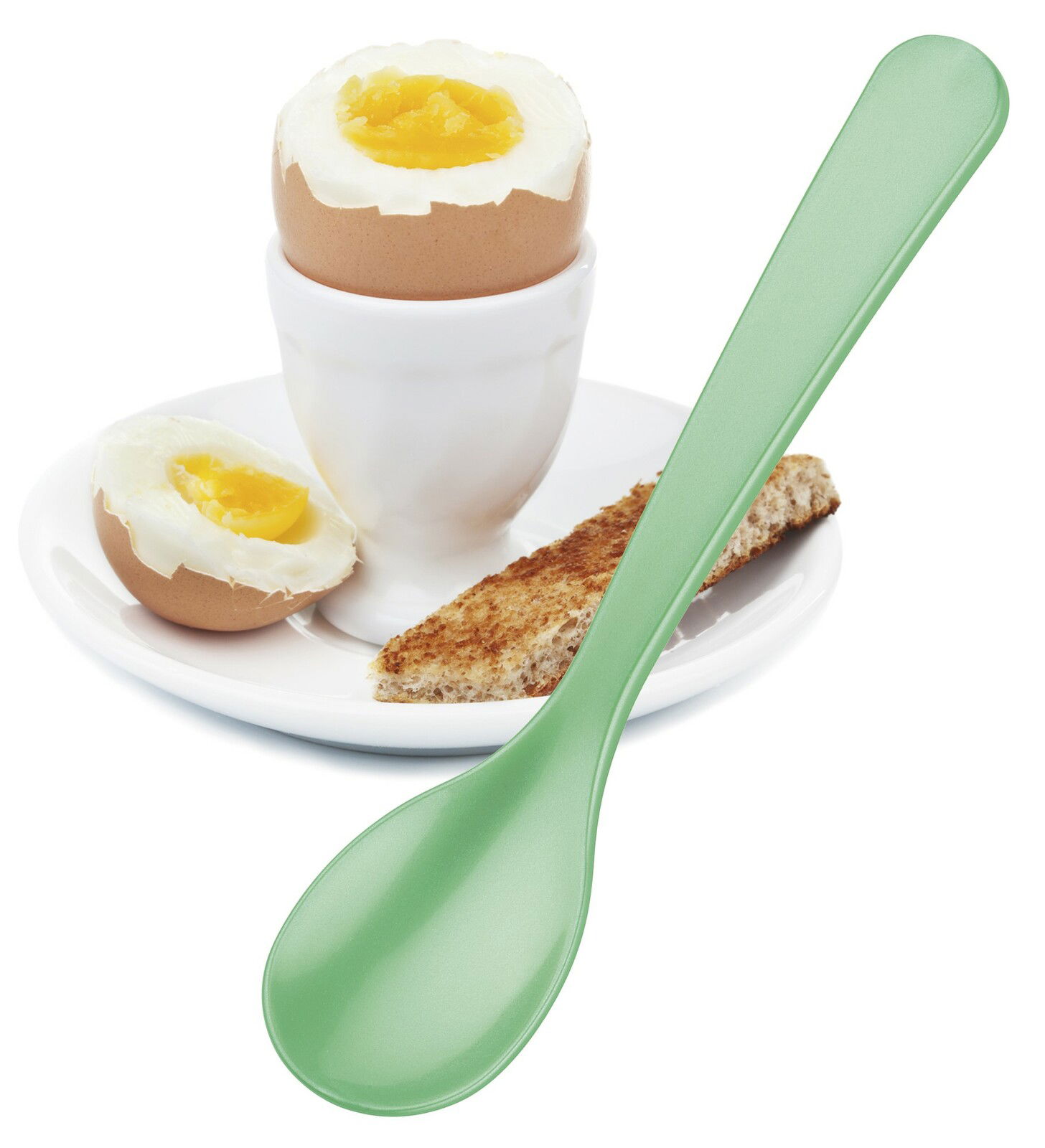 Grüner Eierlöffel in Nahaufnahme, neben einem weichgekochten Ei im Eierbecher und Toast auf einem Teller.