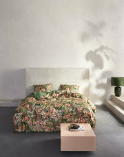 Bettwäsche-Set mit floralem Muster in einem modernen Schlafzimmer, Perspektive von vorne.