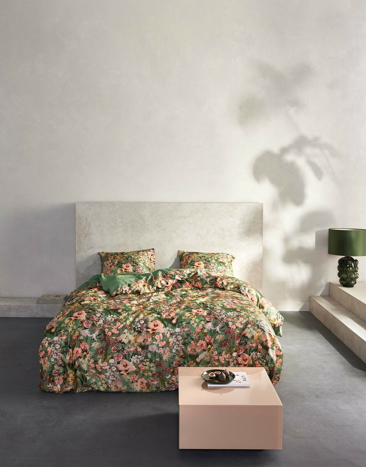 Bettwäsche-Set mit floralem Muster in einem modernen Schlafzimmer, Perspektive von vorne.