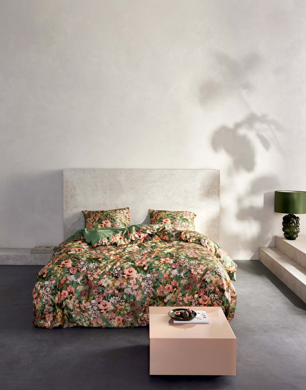Bettwäsche-Set mit floralem Muster in einem modernen Schlafzimmer, Perspektive von vorne.