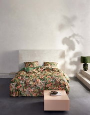 Bettwäsche-Set mit floralem Muster in einem modernen Schlafzimmer, Perspektive von vorne.
