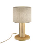 Moderne Tischleuchte mit zylindrischem Stoffschirm und Holzfuß, seitliche Perspektive