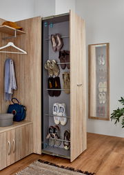 Offener Mehrzweckschrank mit mehreren Paaren von Schuhen, in einem modernen Raum mit Holzboden und einem Spiegel an der Wand. Perspektive von vorne.