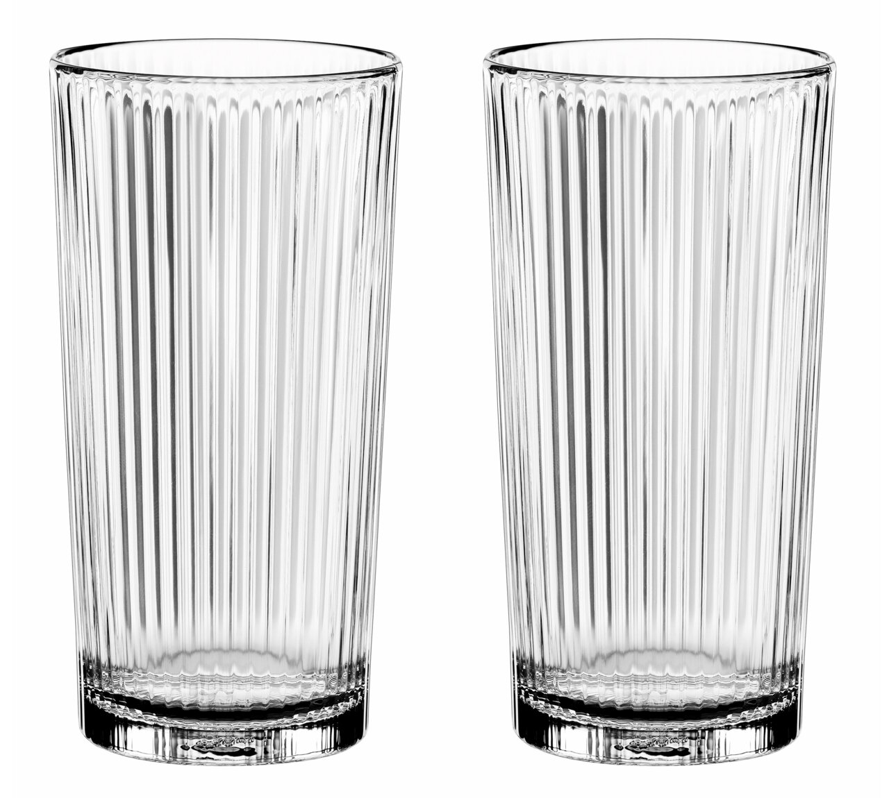 Zwei große, geriffelte Gläser aus klarem Glas, frontal fotografiert.