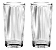 Twee grote, geribbelde glazen van helder glas, van voren gefotografeerd.