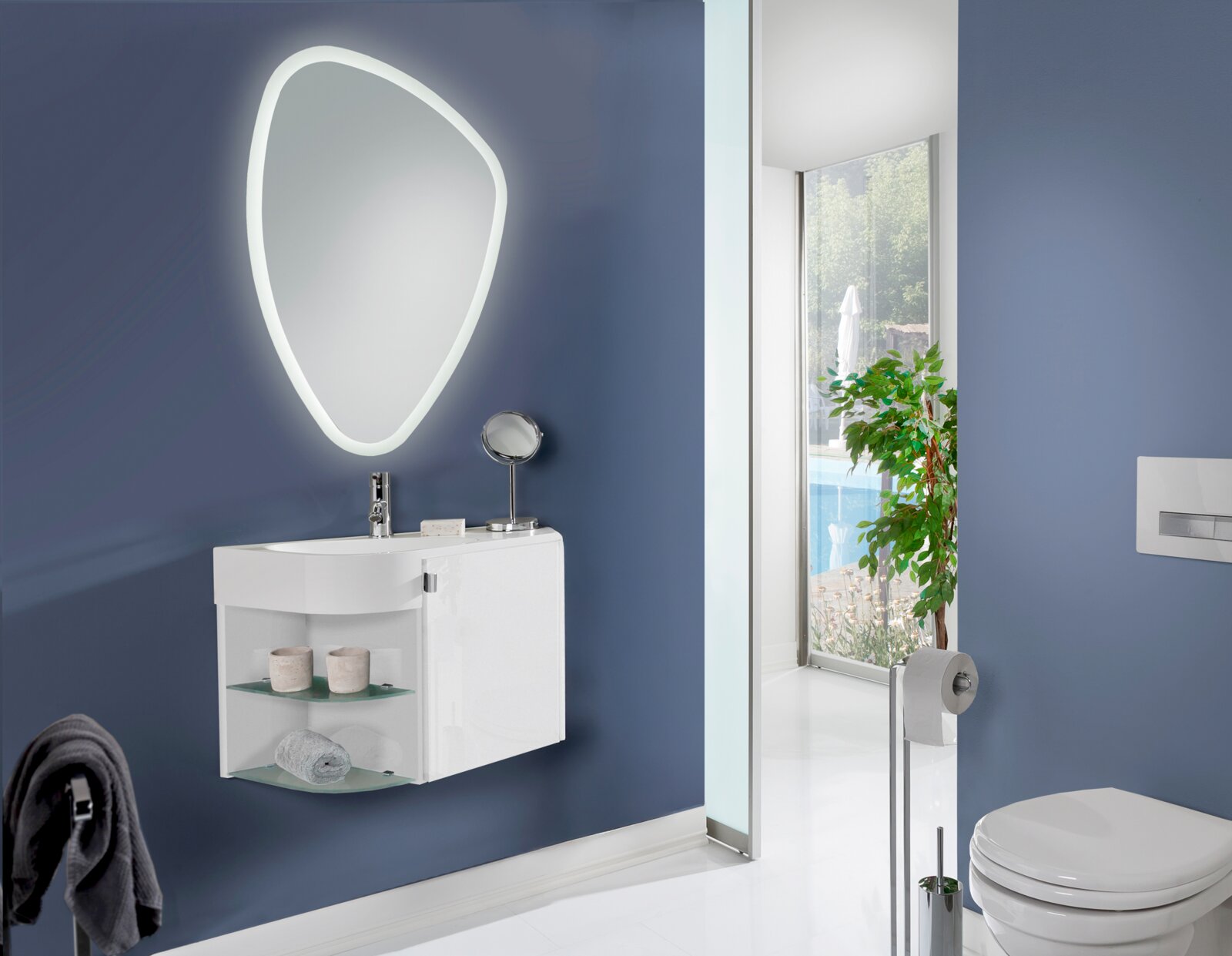 Modernes Badezimmer mit wandmontiertem weißem Waschtisch-Unterschrank, ovalem LED-Spiegel und WC frontale Perspektive auf den Waschtischbereich.