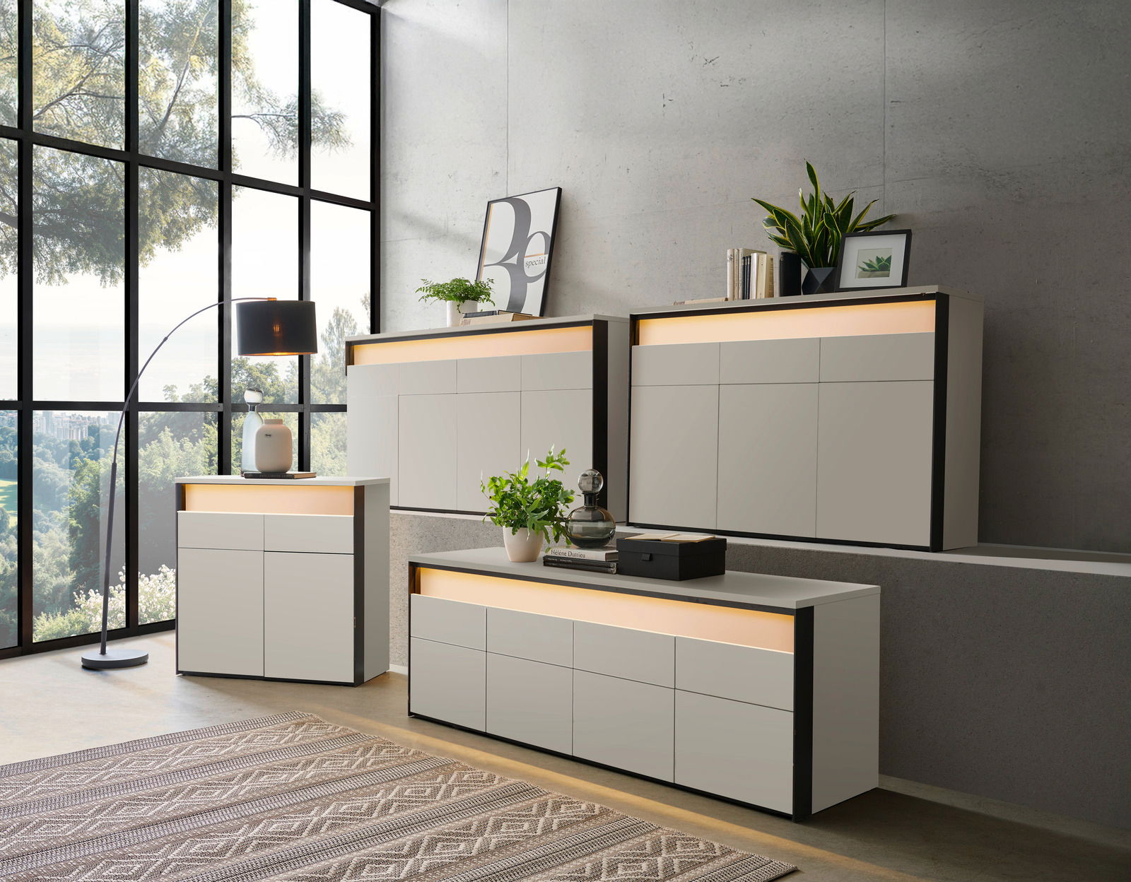 Moderne Kommode in einem stilvollen Raum mit großen Fenstern, seitliche Perspektive