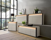 Moderne Kommode in einem stilvollen Raum mit großen Fenstern, seitliche Perspektive