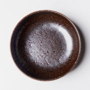 Runde Keramikschale mit dunkelbrauner, gesprenkelter Glasur und glänzendem Rand, Draufsicht von oben auf weißem Hintergrund