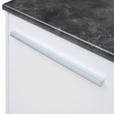 Nahaufnahme einer Kücheninsel mit dunkler Arbeitsplatte und silbernem Griff, seitliche Perspektive