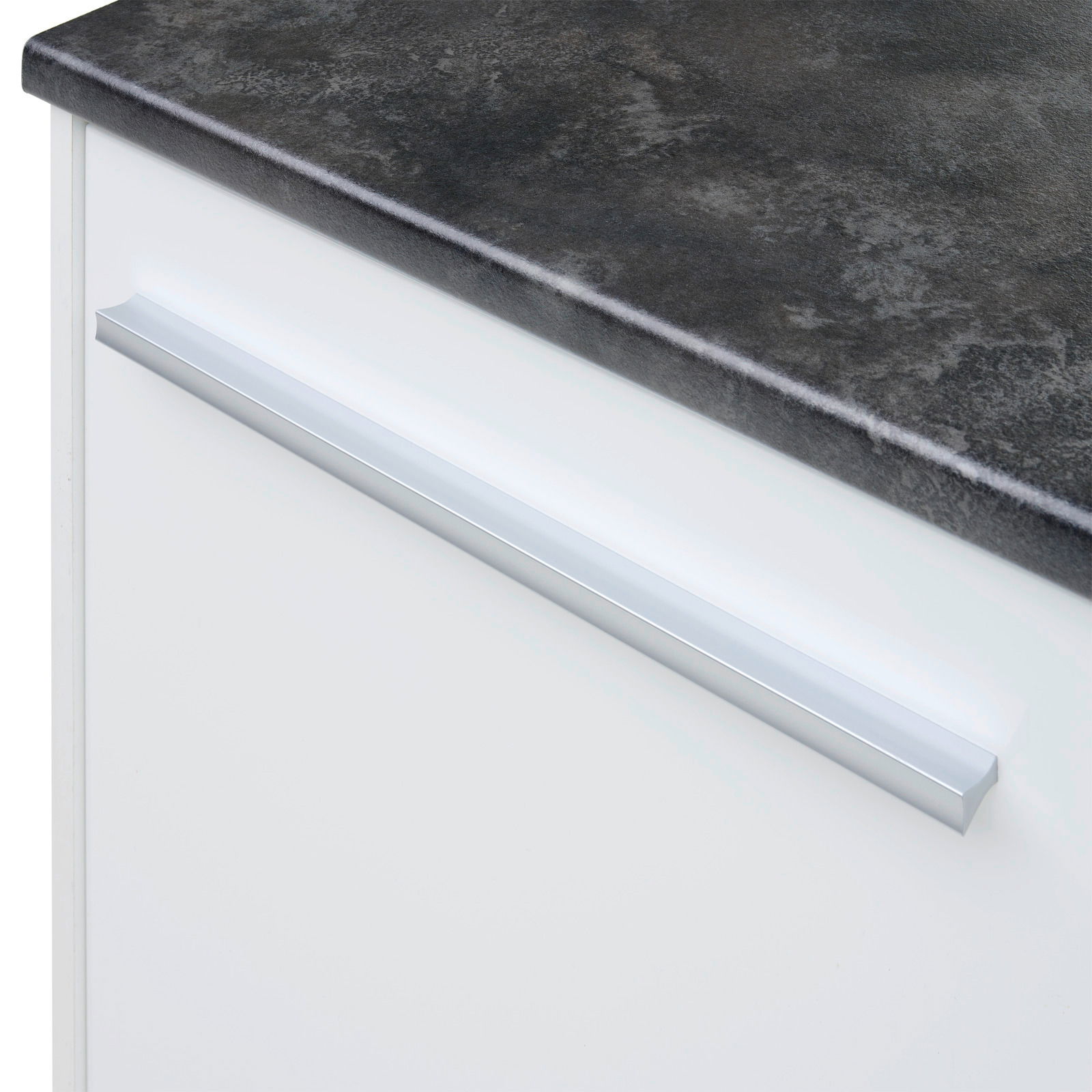 Nahaufnahme einer Kücheninsel mit dunkler Arbeitsplatte und silbernem Griff, seitliche Perspektive