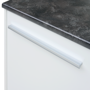 Nahaufnahme einer Kücheninsel mit dunkler Arbeitsplatte und silbernem Griff, seitliche Perspektive