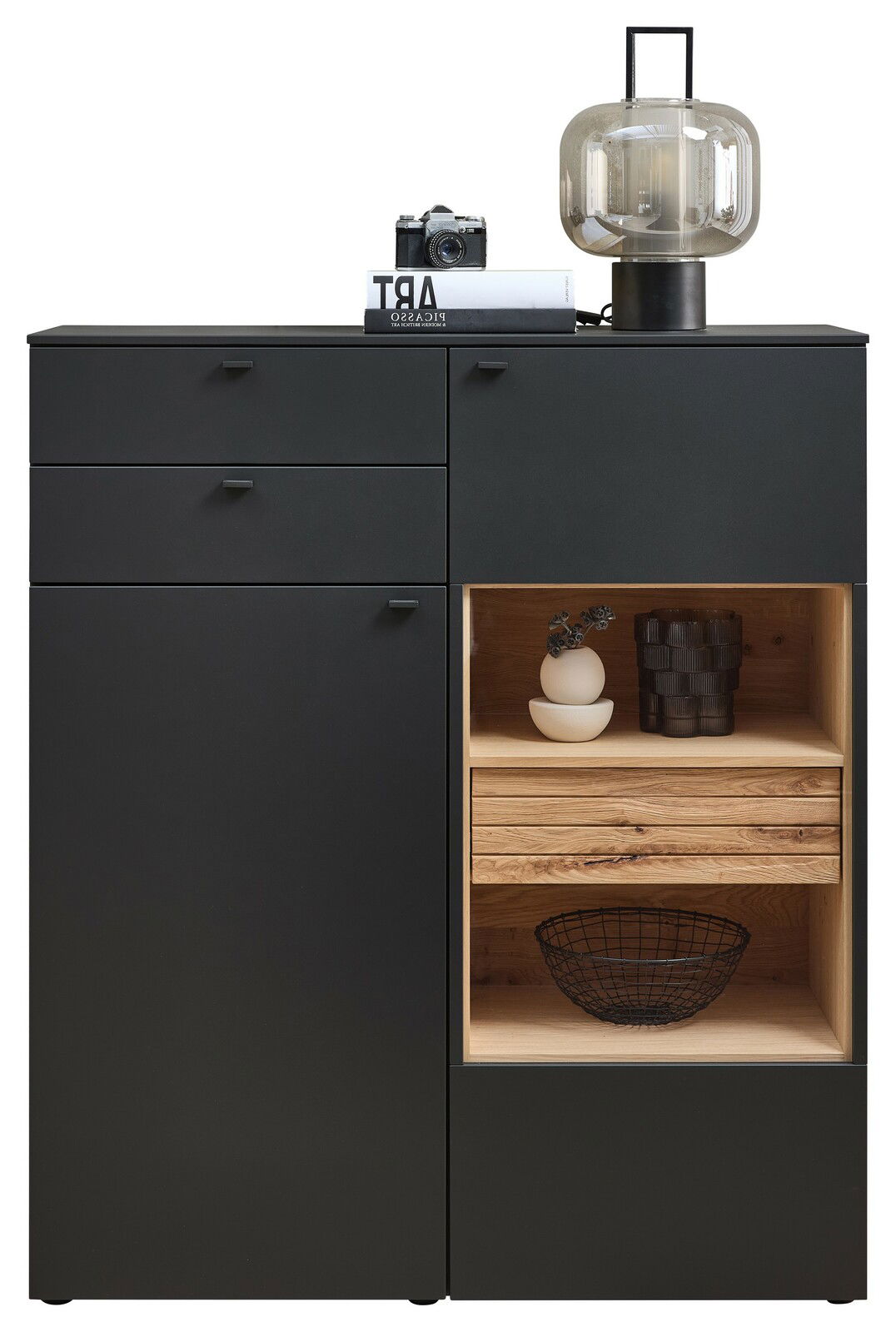 Frontale Ansicht des Venjakob Highboard LUMEA in dunklem Design mit offenen und geschlossenen Fächern, dekoriert mit einer Lampe, Kamera und Büchern.