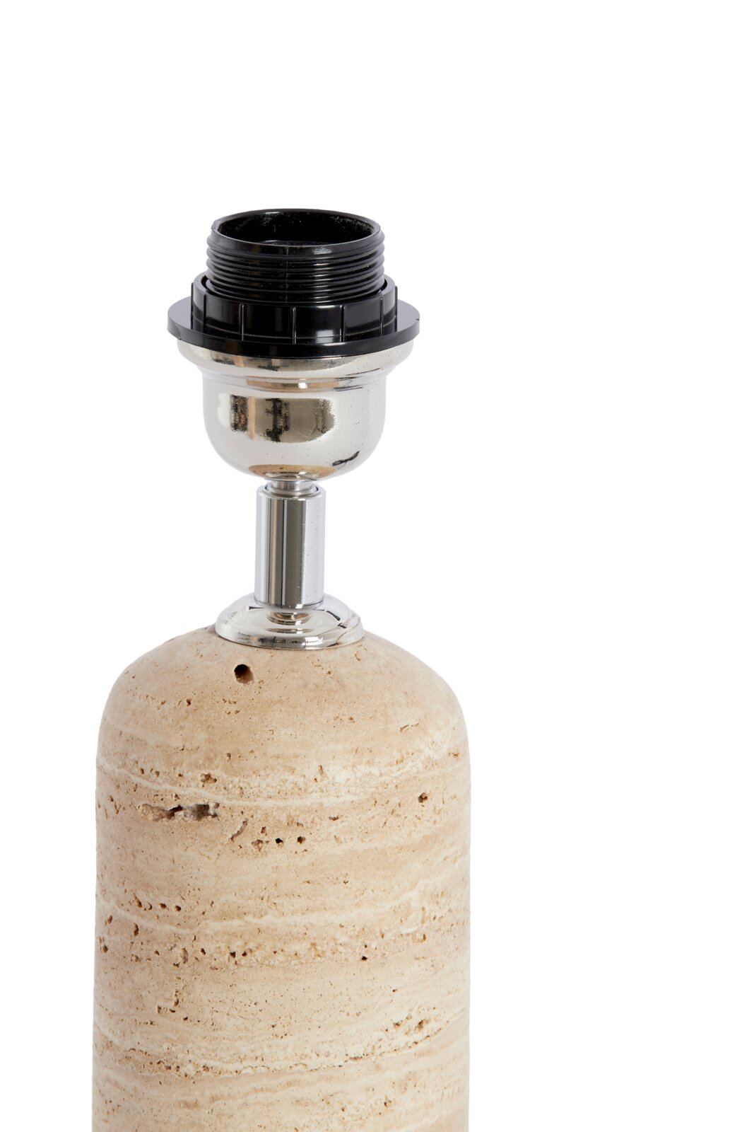 Nahaufnahme eines Lampenfußes aus hellem Stein mit silbernem Sockel und schwarzer Fassung, seitliche Perspektive.