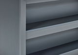 Detailansicht einer grauen Kücheninsel mit Regalfächern von der Seite