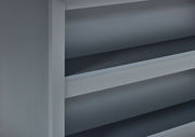 Detailansicht einer grauen Kücheninsel mit Regalfächern von der Seite