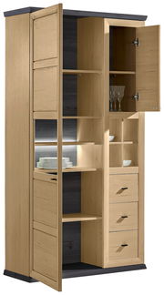 Geöffnete Vitrine aus Holz mit mehreren Regalböden, Schubladen und Glastüren, seitliche Perspektive