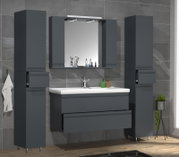 Frontale Ansicht eines modernen Badezimmermöbel-Sets in Anthrazit mit zwei hohen Hochschränken, Waschtischunterschrank mit weißem Waschbecken und Spiegelschrank mit Beleuchtung vor grauer Fliesenwand.