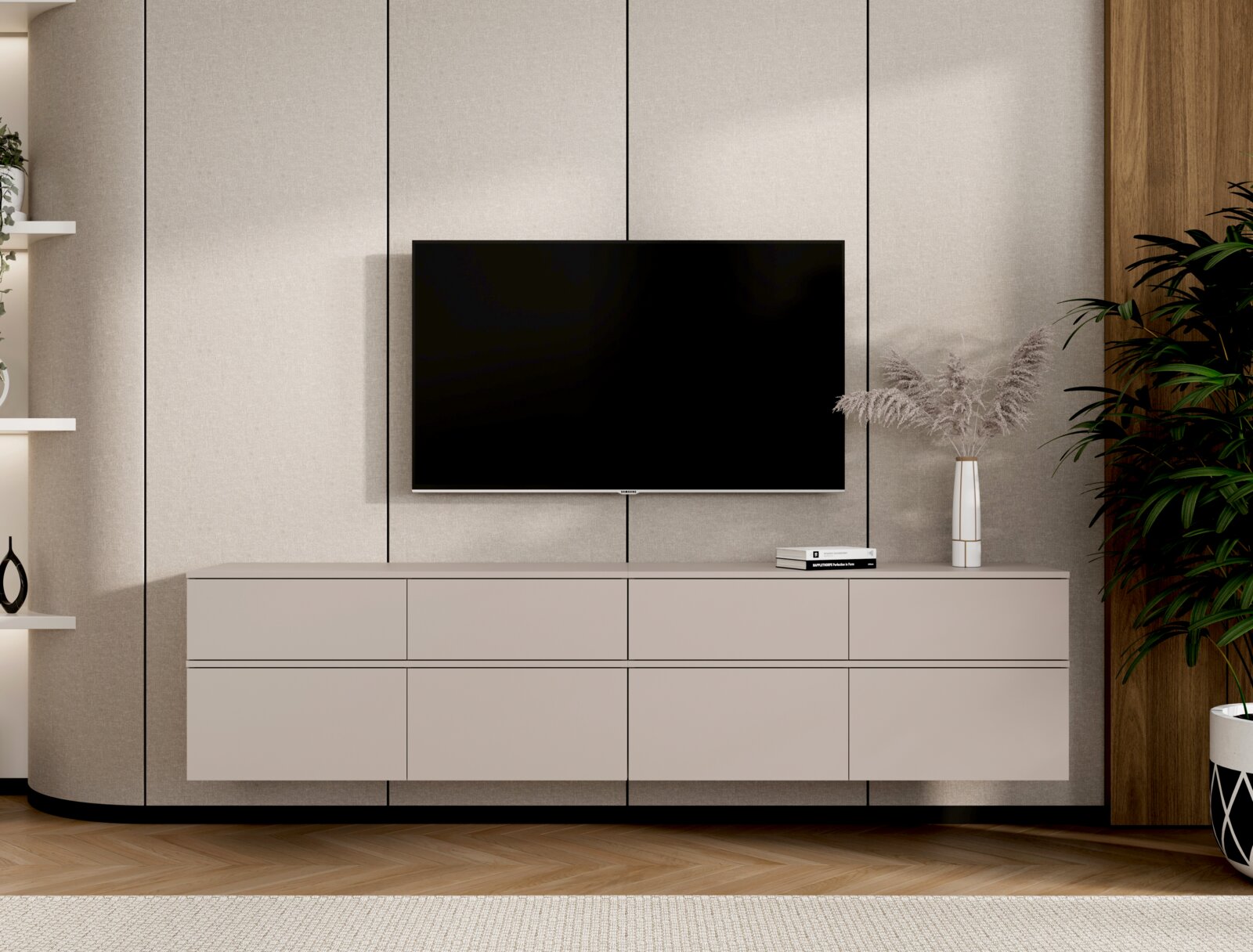 Frontalansicht eines modernen Wohnzimmers mit wandmontiertem Flachbild-TV über einem schwebenden, grifflosen Lowboard in Greige; rechts Dekovase mit Pampasgras und große Zimmerpflanze.