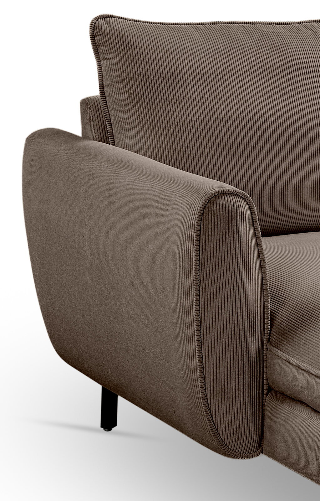 Detailaufnahme eines braunen Cord-Sofas mit breiter Armlehne, Kedernaht und schwarzem Fuß, schräg von vorne links fotografiert