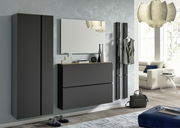 Modernes Garderobenset in dunklem Design mit Schrank, Spiegel und Hakenleiste, seitliche Perspektive