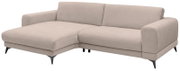 Beiges L-förmiges Ecksofa mit linker Ottomane/Longchair, zwei Rückenpolstern, breiten Armlehnen und schwarzen konischen Metallfüßen, freigestellt vor weißem Hintergrund, Ansicht schräg von vorn