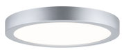 Runde, flache LED-Deckenleuchte in Silber mit großflächigem weißem Diffusor, Produktansicht schräg von unten