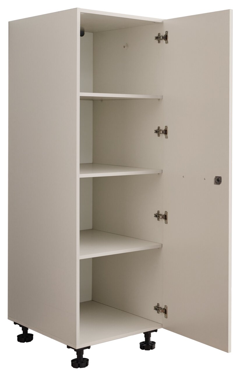Weißer Hochschrank mit geöffneter Tür und drei Einlegeböden, Innenansicht mit verstellbaren Füßen, fotografiert in leichter Frontansicht von schräg rechts.