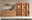 Wandboard aus Holz in einem modernen Wohnzimmer, frontal betrachtet, dekoriert mit Pflanzen, Büchern und Bildern.