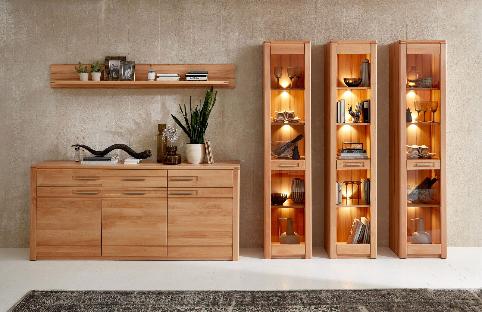 Wandboard aus Holz in einem modernen Wohnzimmer, frontal betrachtet, dekoriert mit Pflanzen, Büchern und Bildern.