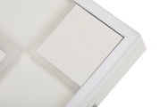 Nahaufnahme einer modernen LED-Deckenleuchte mit quadratischem Design und weißem Rahmen, aus der Vogelperspektive fotografiert.
