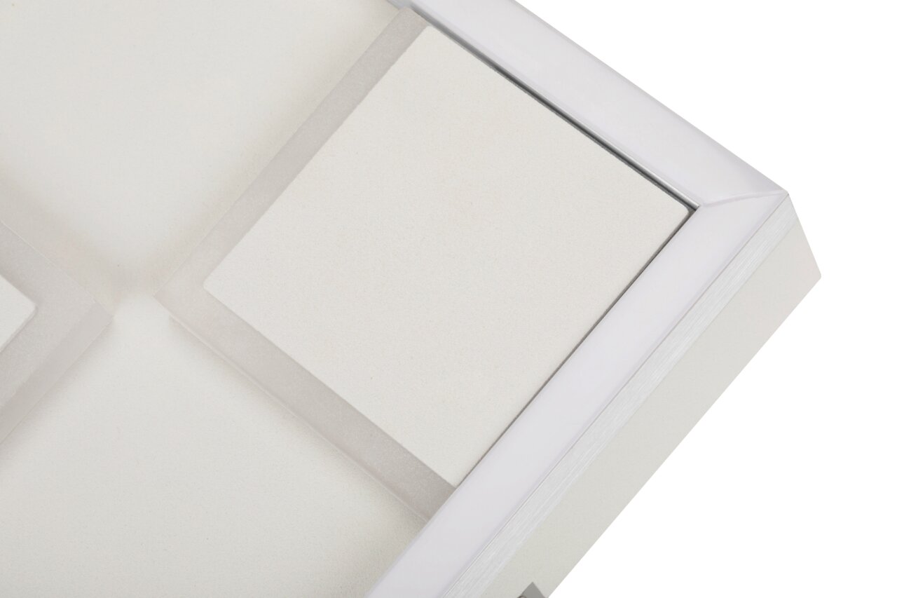Nahaufnahme einer modernen LED-Deckenleuchte mit quadratischem Design und weißem Rahmen, aus der Vogelperspektive fotografiert.