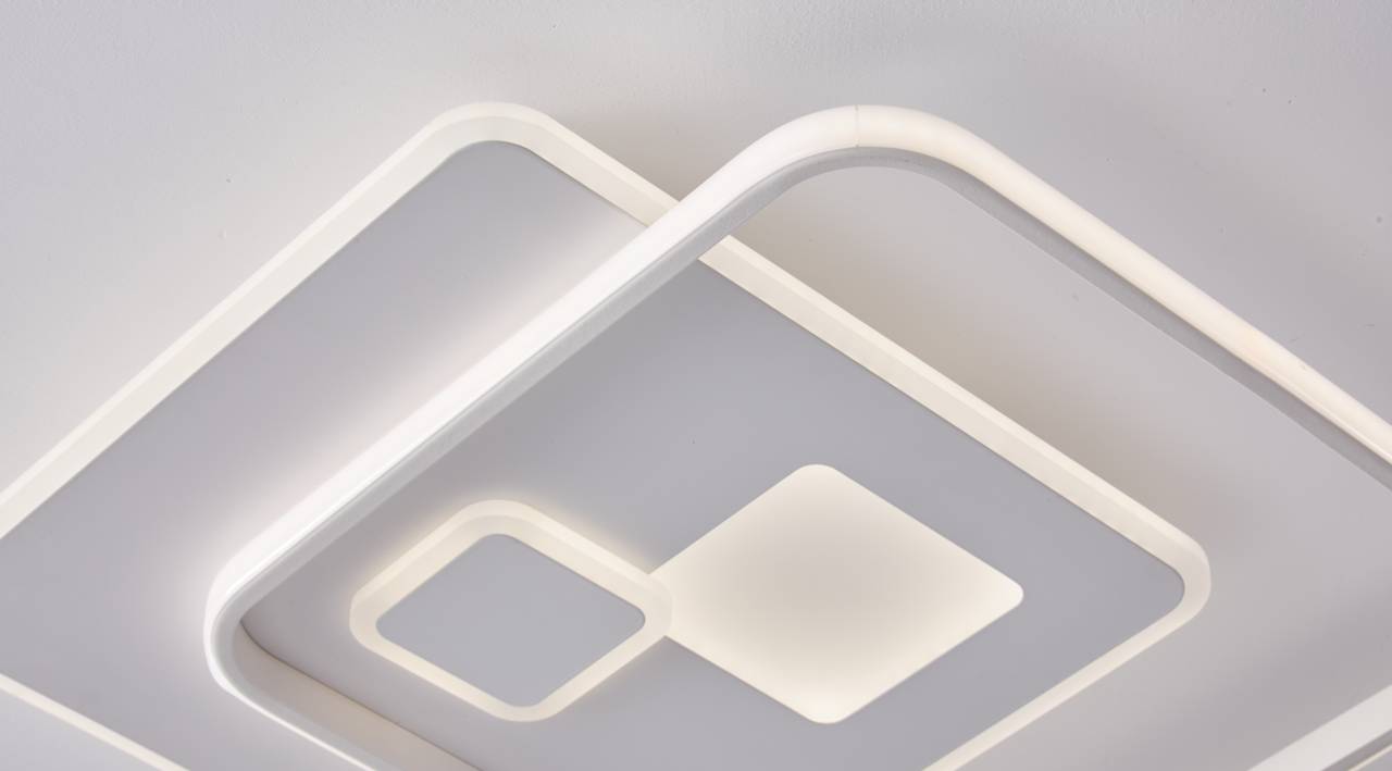 Moderne LED-Deckenleuchte mit geometrischem Design aus der Vogelperspektive