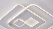 Moderne LED-Deckenleuchte mit geometrischem Design aus der Vogelperspektive