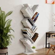 Modernes, weißes Zickzack-Standregal/Bücherregal mit mehreren Ablagen, gefüllt mit Büchern und kleiner Pflanze, im Wohnraum neben großer Zimmerpflanze; Perspektive: frontale leicht seitliche Ansicht.