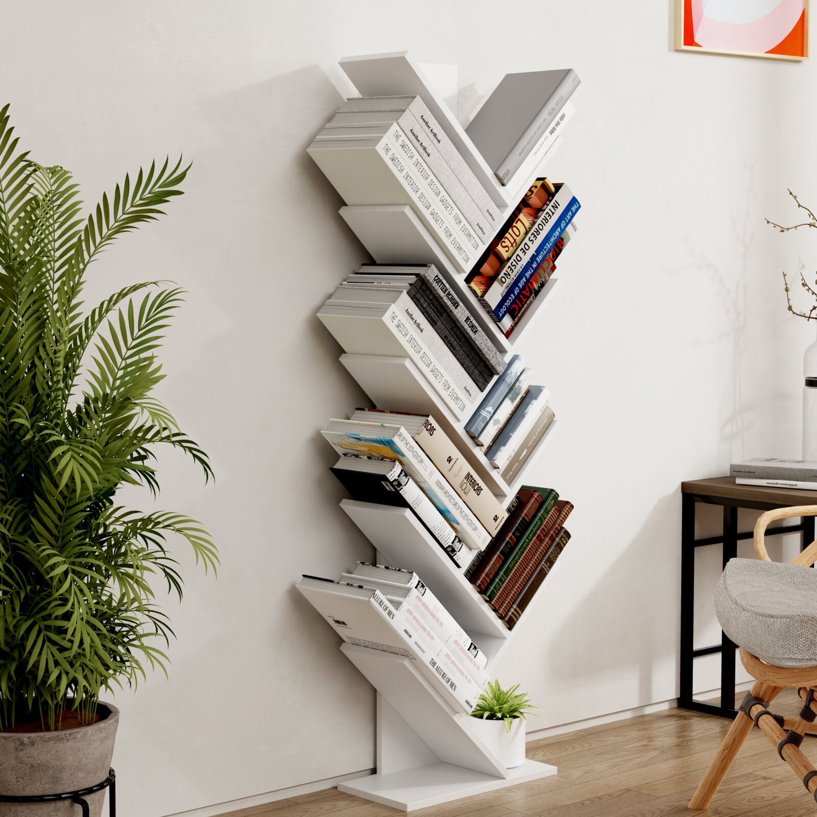 Modernes, weißes Zickzack-Standregal/Bücherregal mit mehreren Ablagen, gefüllt mit Büchern und kleiner Pflanze, im Wohnraum neben großer Zimmerpflanze; Perspektive: frontale leicht seitliche Ansicht.