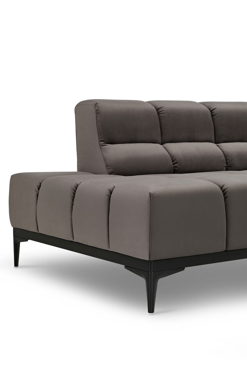 Graues Longchair-Sofa mit gepolsterten Kissen und schwarzen Beinen, seitliche Perspektive