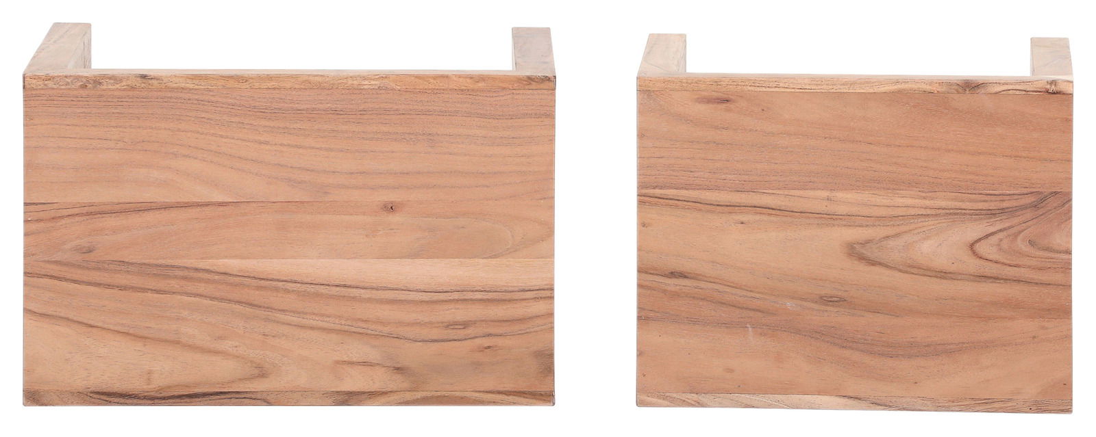 Zwei Beistelltische aus Holz mit natürlicher Maserung, frontal betrachtet.