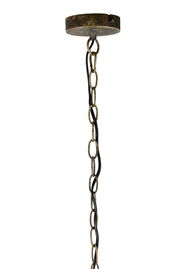 Nahaufnahme einer antik aussehenden Hängeleuchte mit Kettenaufhängung und schwarzem Kabel, von unten betrachtet.