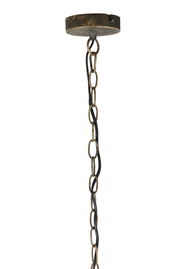 Nahaufnahme einer antik aussehenden Hängeleuchte mit Kettenaufhängung und schwarzem Kabel, von unten betrachtet.