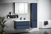 Moderne badkamercombinatie in donkerblauw met spiegelkast, wastafelonderkast en hoge kast, zijaanzicht.