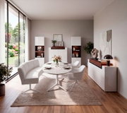 Modern ingerichte eetkamer vanuit frontaal perspectief, met witte ovale eettafel, gebogen eetbank, stoelen en elegante witte kasten met donkere houtaccenten