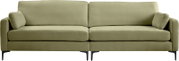 Olivgrünes 2-Sitzer-Sofa mit Stoffbezug, zwei Sitz- und Rückenkissen, seitlichen Armlehnenkissen und schwarzen Metallfüßen, Frontansicht