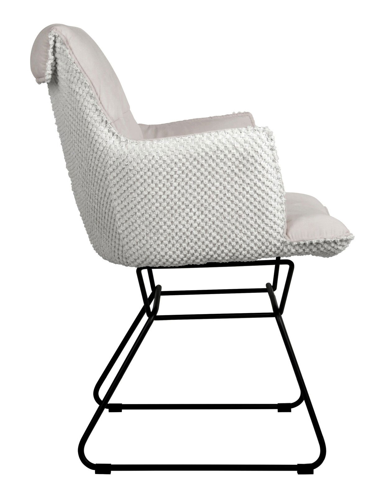 Seitenansicht eines Armlehnstuhls mit schwarzem Metallgestell und gepolstertem, strukturiertem Bezug in hellem Grau.