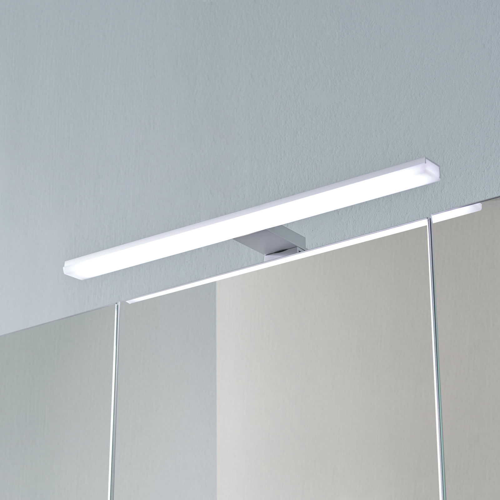 Moderne LED-Leuchte auf einem Spiegelschrank, Ansicht von vorne
