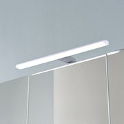 Moderne LED-Leuchte auf einem Spiegelschrank, Ansicht von vorne